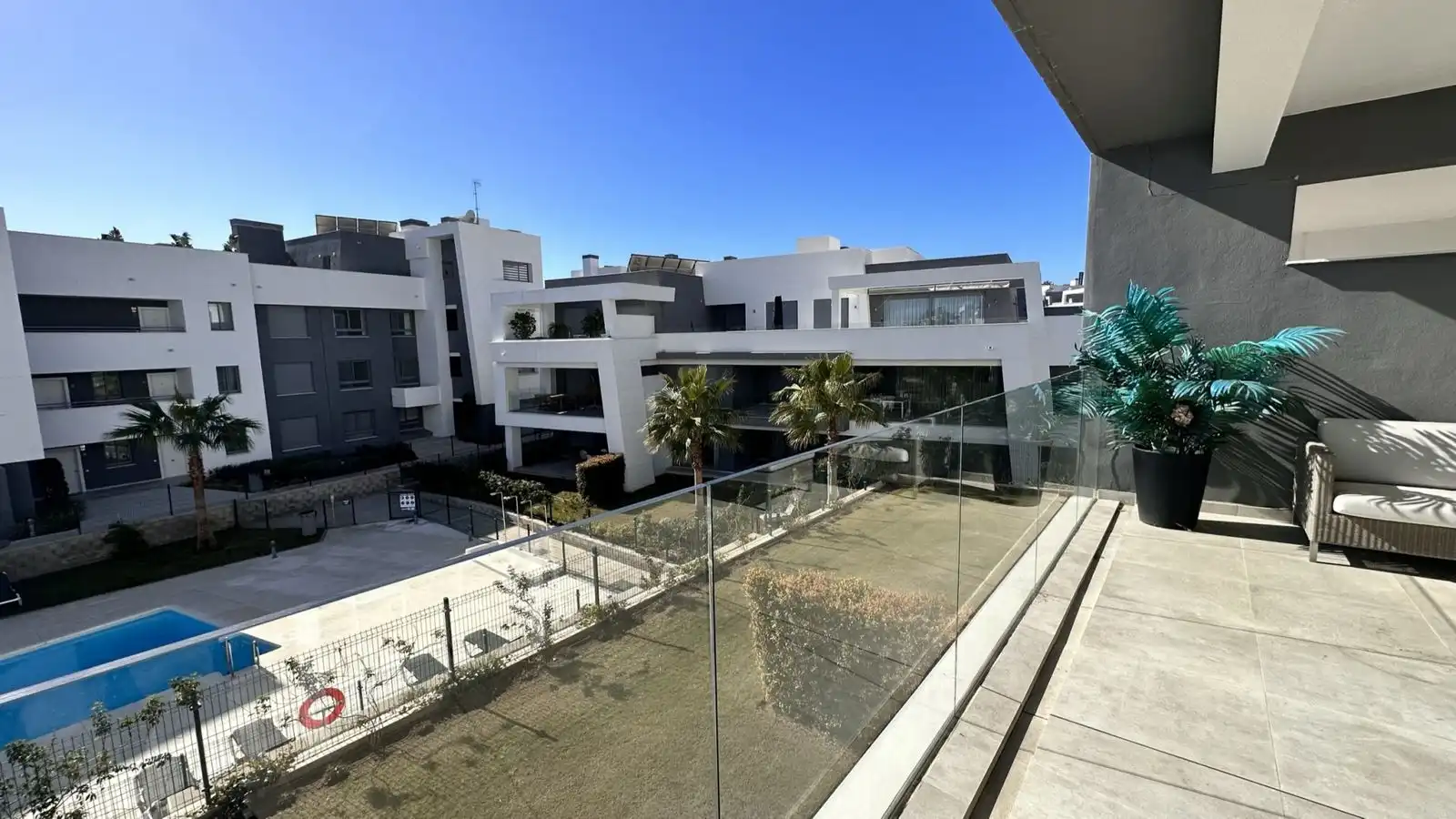 Vista exterior de Piso de alquiler en Estepona con Aire acondicionado, Terraza y Amueblado