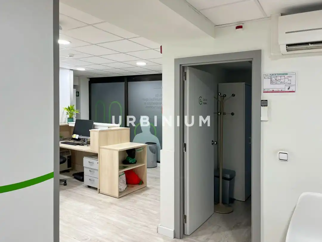 Business premises for sale in Centre - Barri Vell, imagen 2