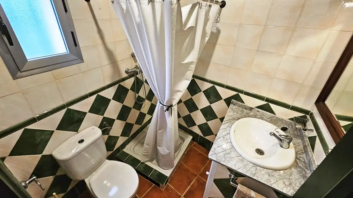Baño de Finca rústica en venta en Cortegana con Jardín privado, Terraza y Piscina