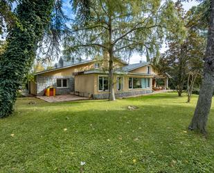 Exterior view of House or chalet for sale in  Madrid Capital  with Air Conditioner, Heating and Private garden