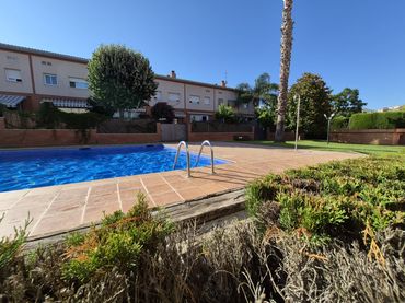 Adossat amb piscina en venda a Calella