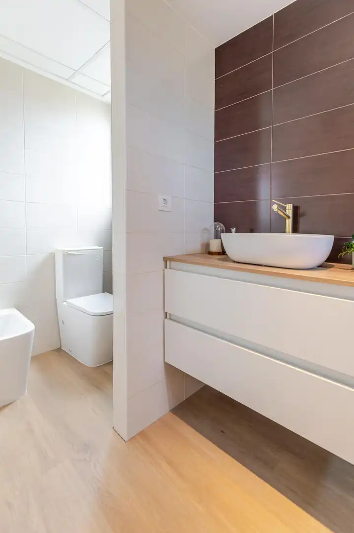 Badezimmer von Einfamilien-Reihenhaus zum Verkauf in Gilet mit Terrasse, Abstellraum und Balkon