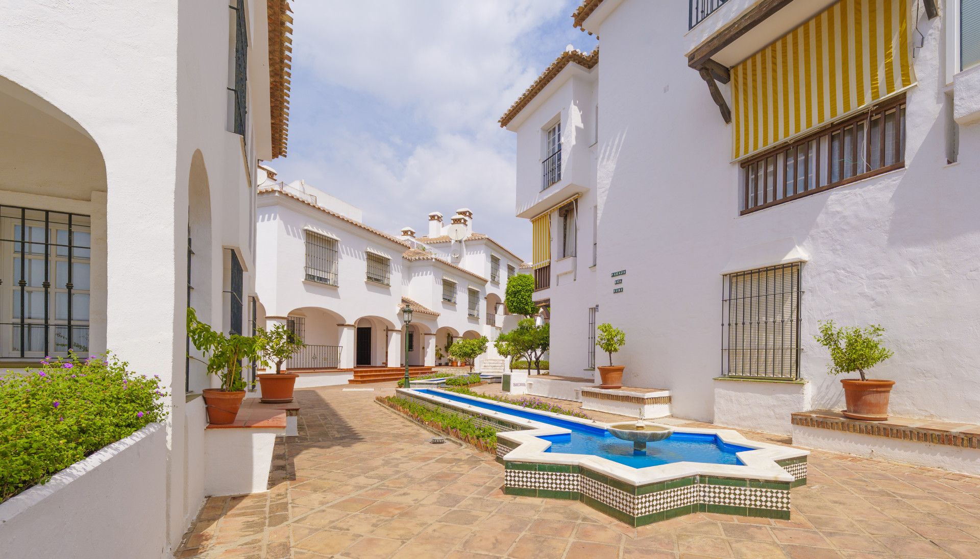 Vista exterior de Piso en venta en Mijas con Terraza, Piscina y Internet