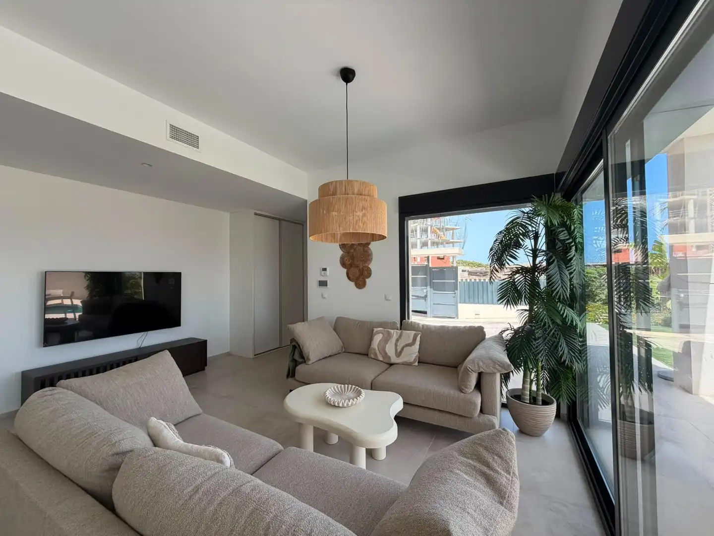 Sala d'estar de Casa o xalet de lloguer en Finestrat amb Aire condicionat, Jardí privat i Terrassa