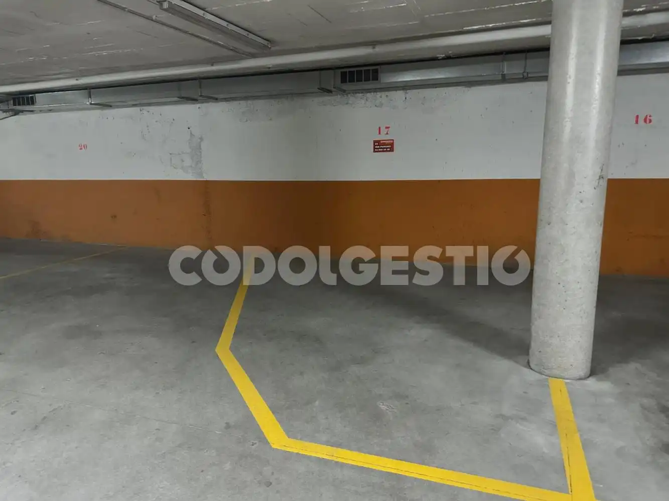 Parkplatz von Garage zum Verkauf in Vic