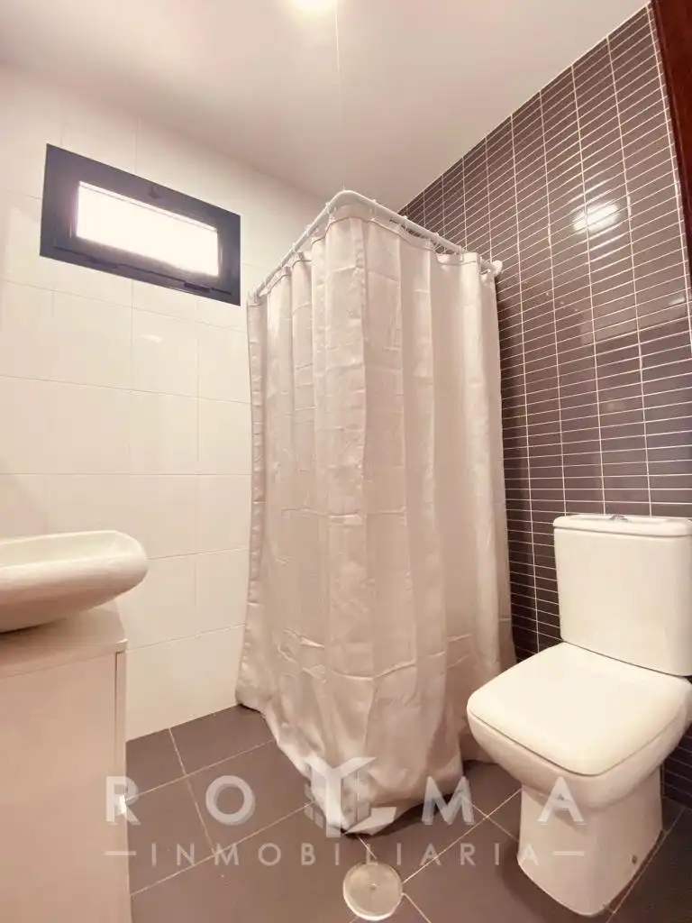 Badezimmer von Wohnung zur Miete in Dos Hermanas mit Klimaanlage, Abstellraum und Balkon