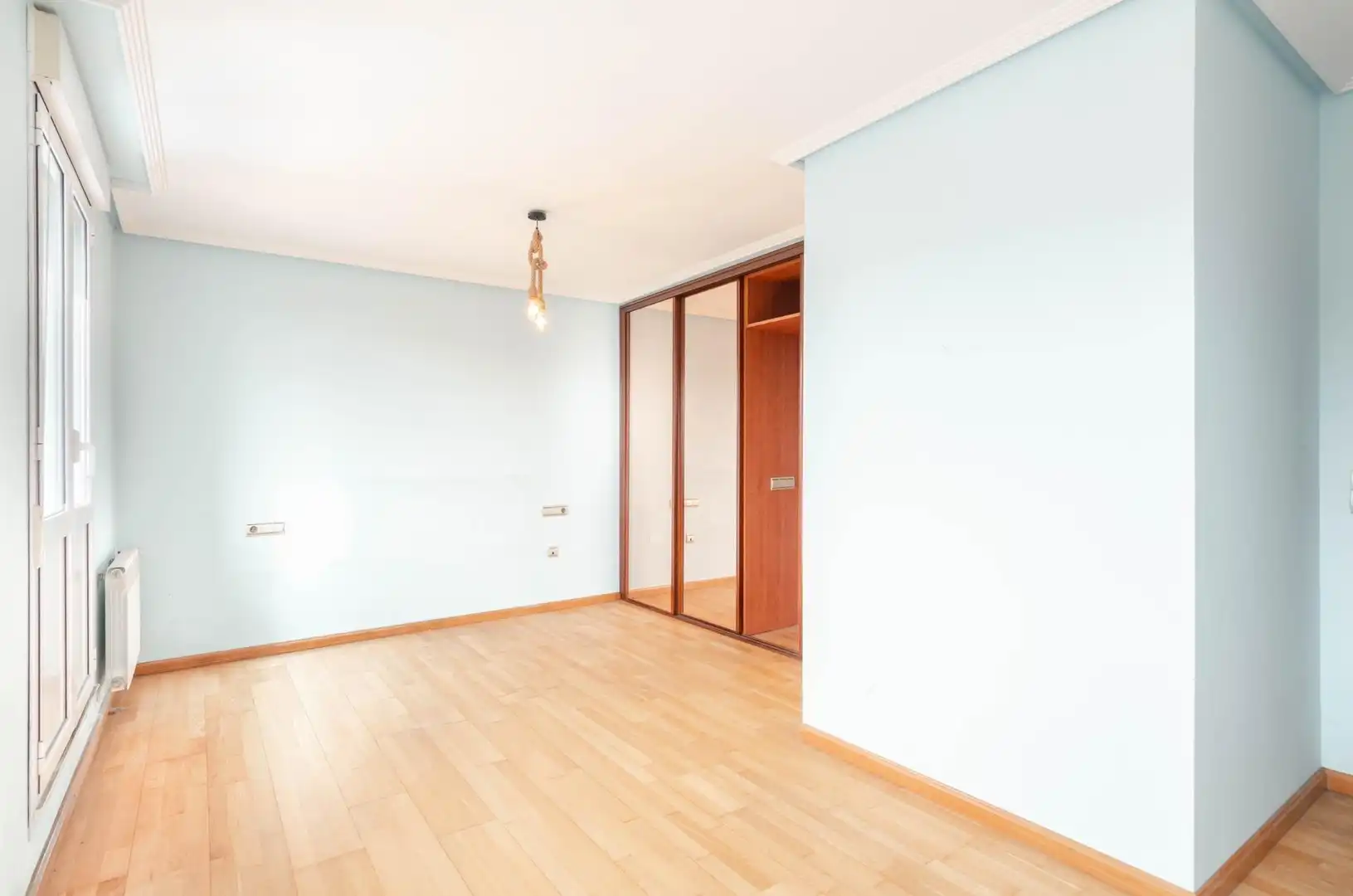 Dormitori de Casa o xalet en venda en Oviedo  amb Calefacció, Terrassa i Traster
