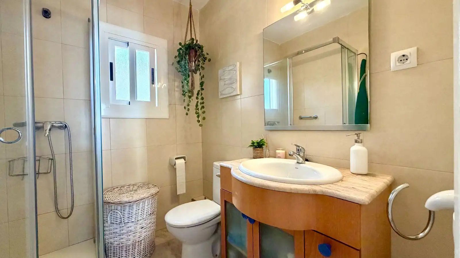 Badezimmer von Dachboden zum Verkauf in Cunit mit Klimaanlage, Terrasse und Möbliert