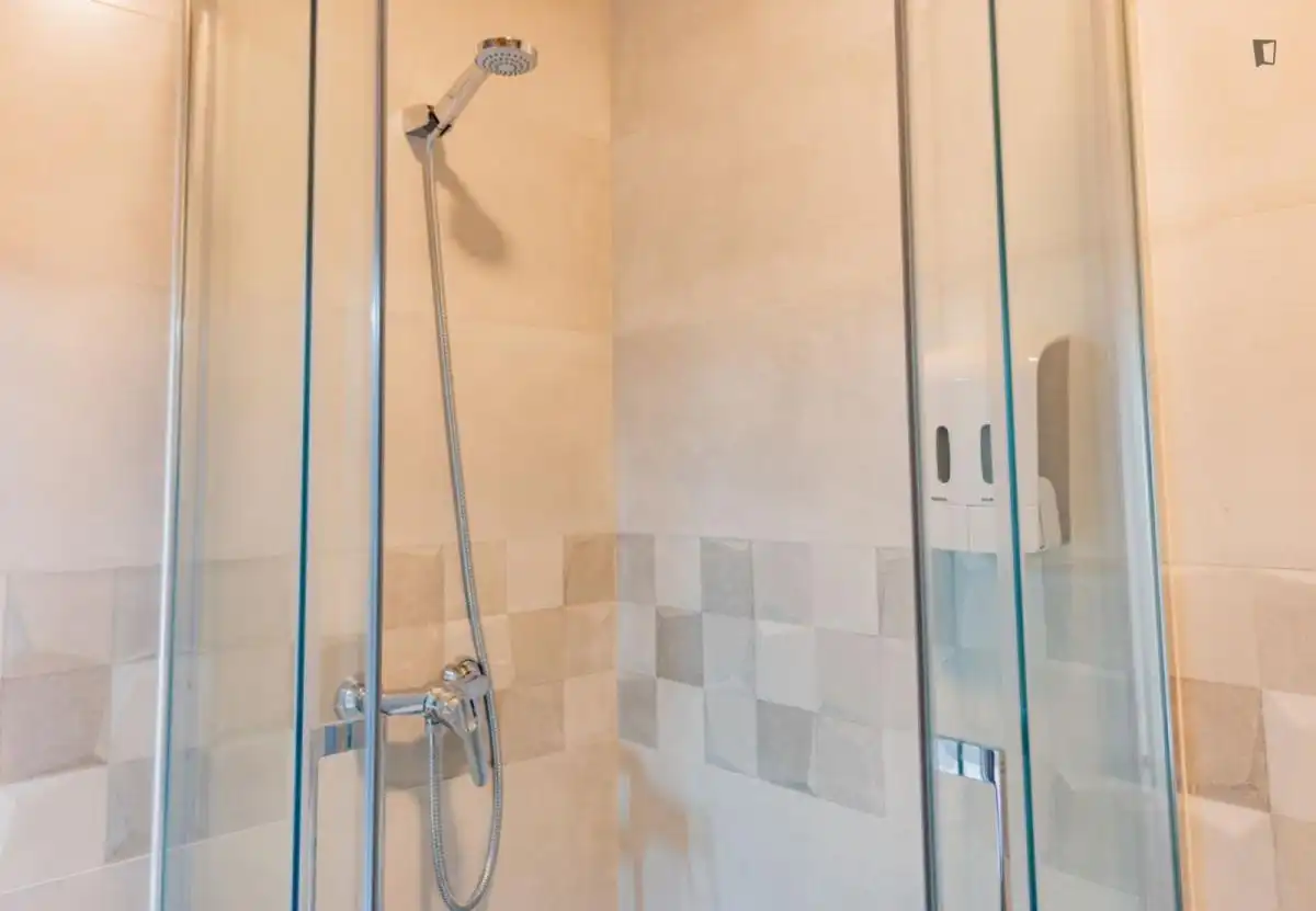 Bany de Apartament de lloguer en Madrid amb Aire condicionat, Moblat i Rentadora