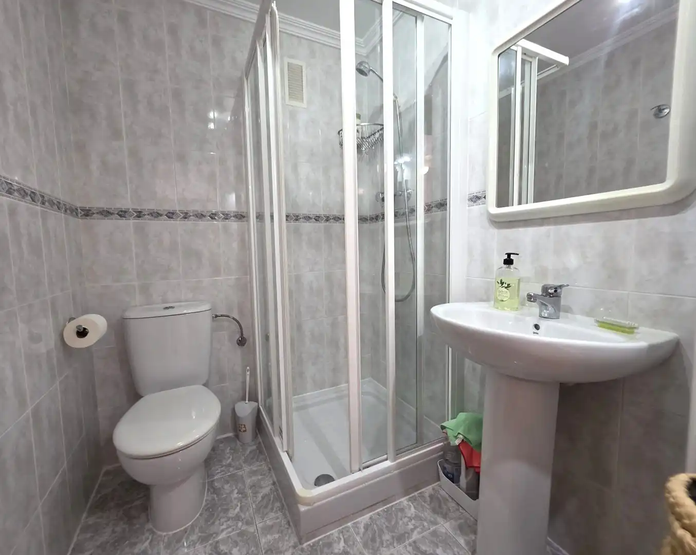 Badezimmer von Dachboden zum Verkauf in Santa Pola mit Klimaanlage, Terrasse und Abstellraum
