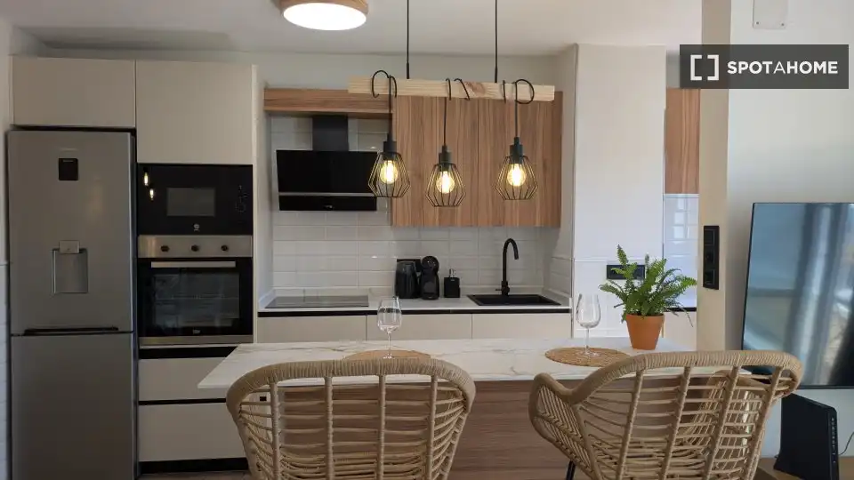 Cuina de Apartament per a compartir en Málaga amb Aire condicionat, Terrassa i Moblat