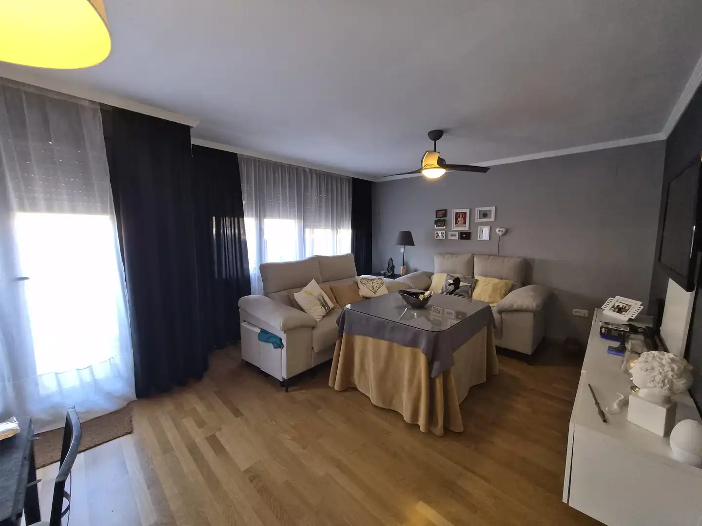 Sala d'estar de Casa adosada en venda en Mérida amb Piscina i Piscina comunitària