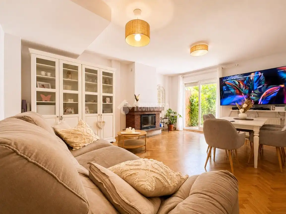 Sala de estar de Casa adosada en venta en Alcalá de Henares con Aire acondicionado, Calefacción y Parquet