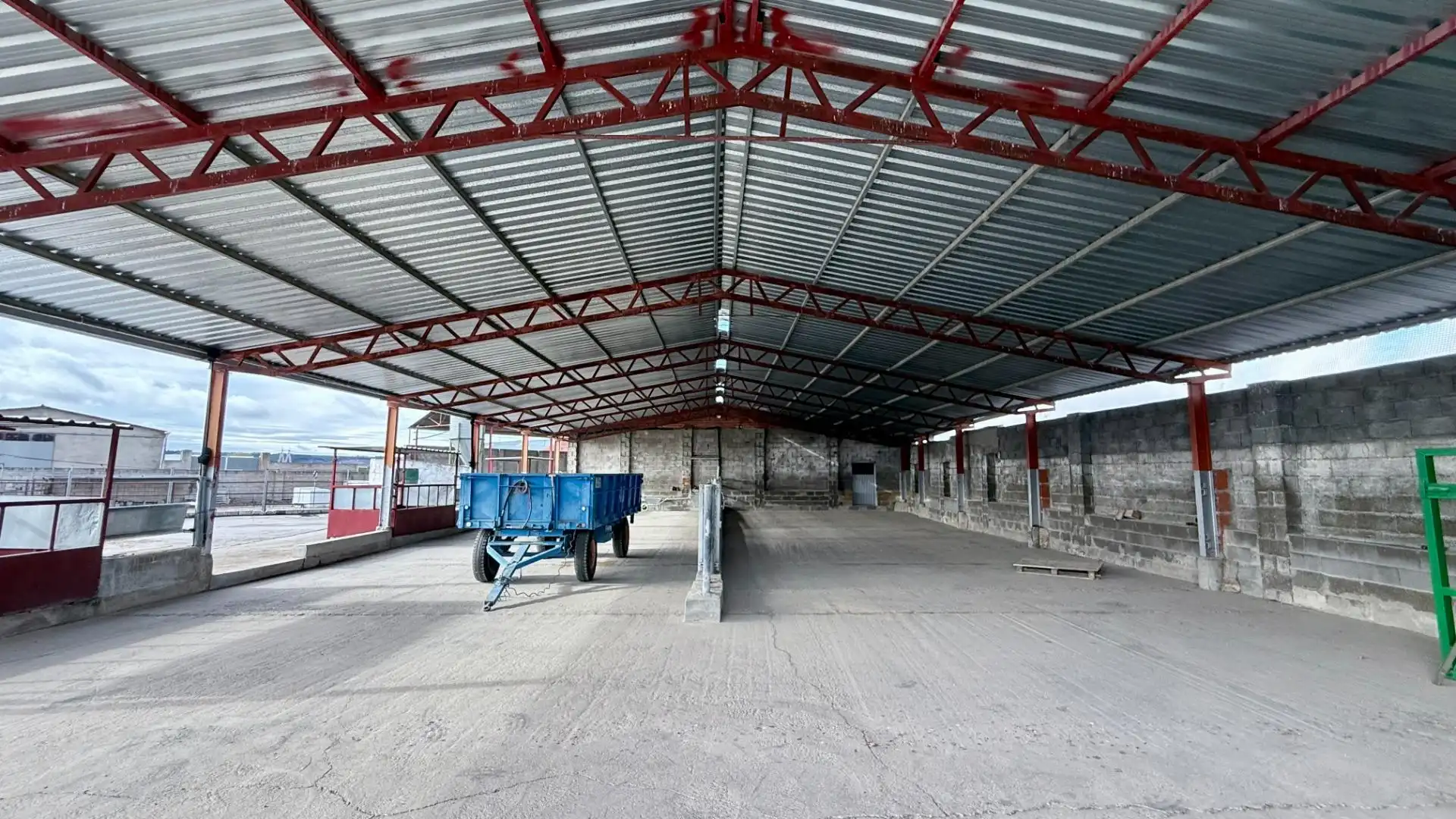 Außenansicht von Fabrikhallen zum Verkauf in Portillo