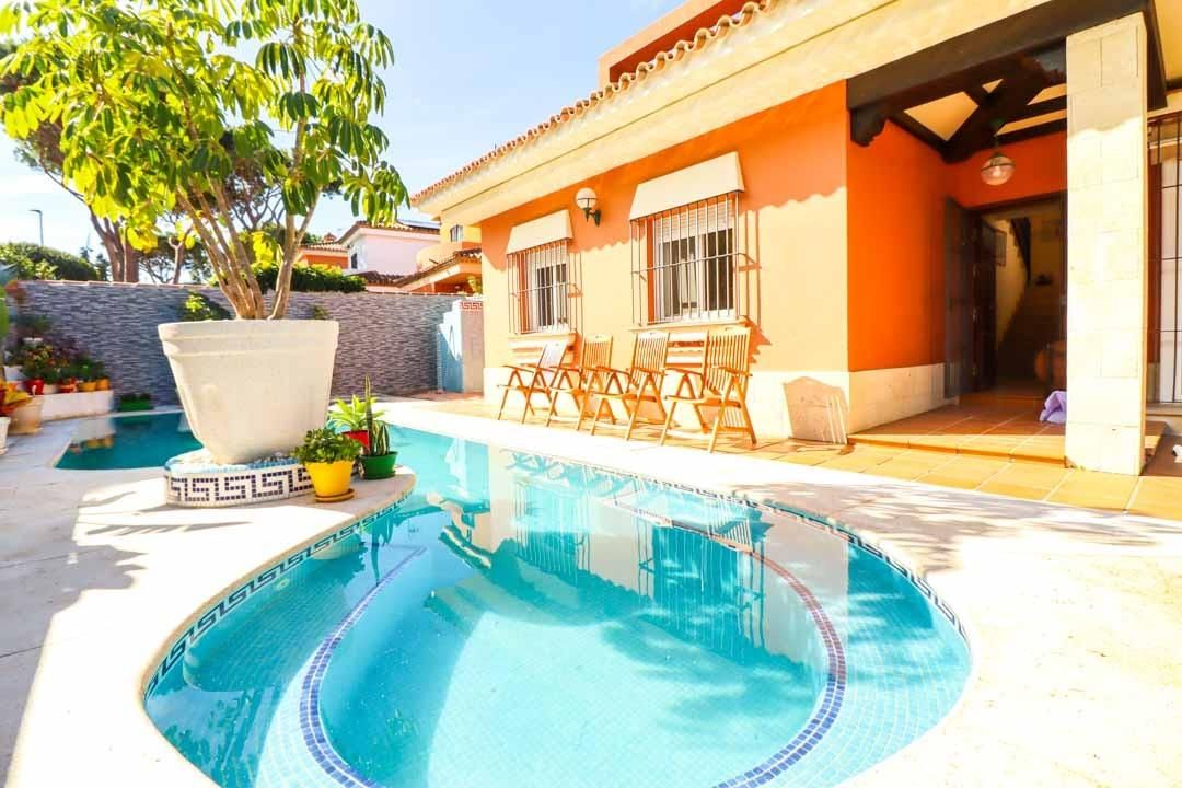 Vista exterior de Casa o xalet en venda en Chiclana de la Frontera amb Aire condicionat, Calefacció i Jardí privat
