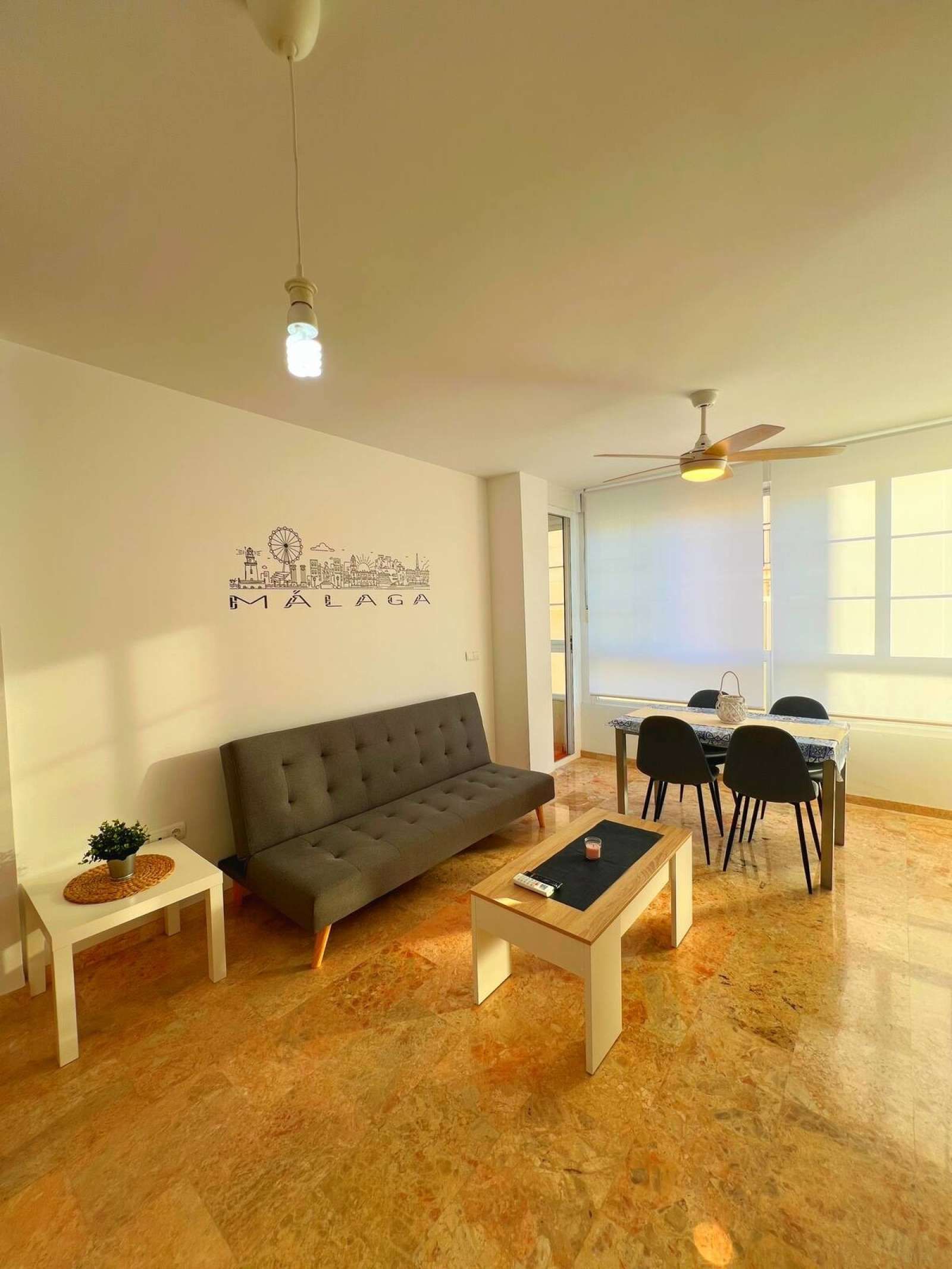 Sala de estar de Apartamento para compartir en Torrox con Aire acondicionado, Terraza y Amueblado