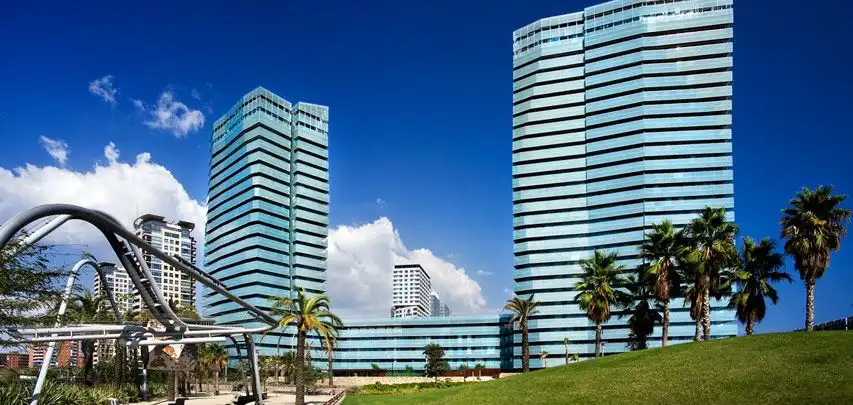 Vista exterior de Piso en venta en Barcelona con Terraza y Piscina comunitaria