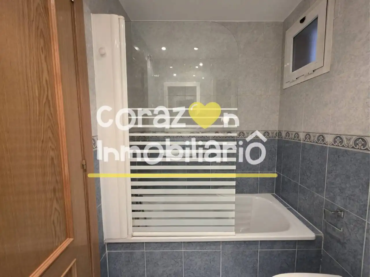 Bathroom of Flat for sale in Madrid  with Heating, Parquet flooring and Storage room