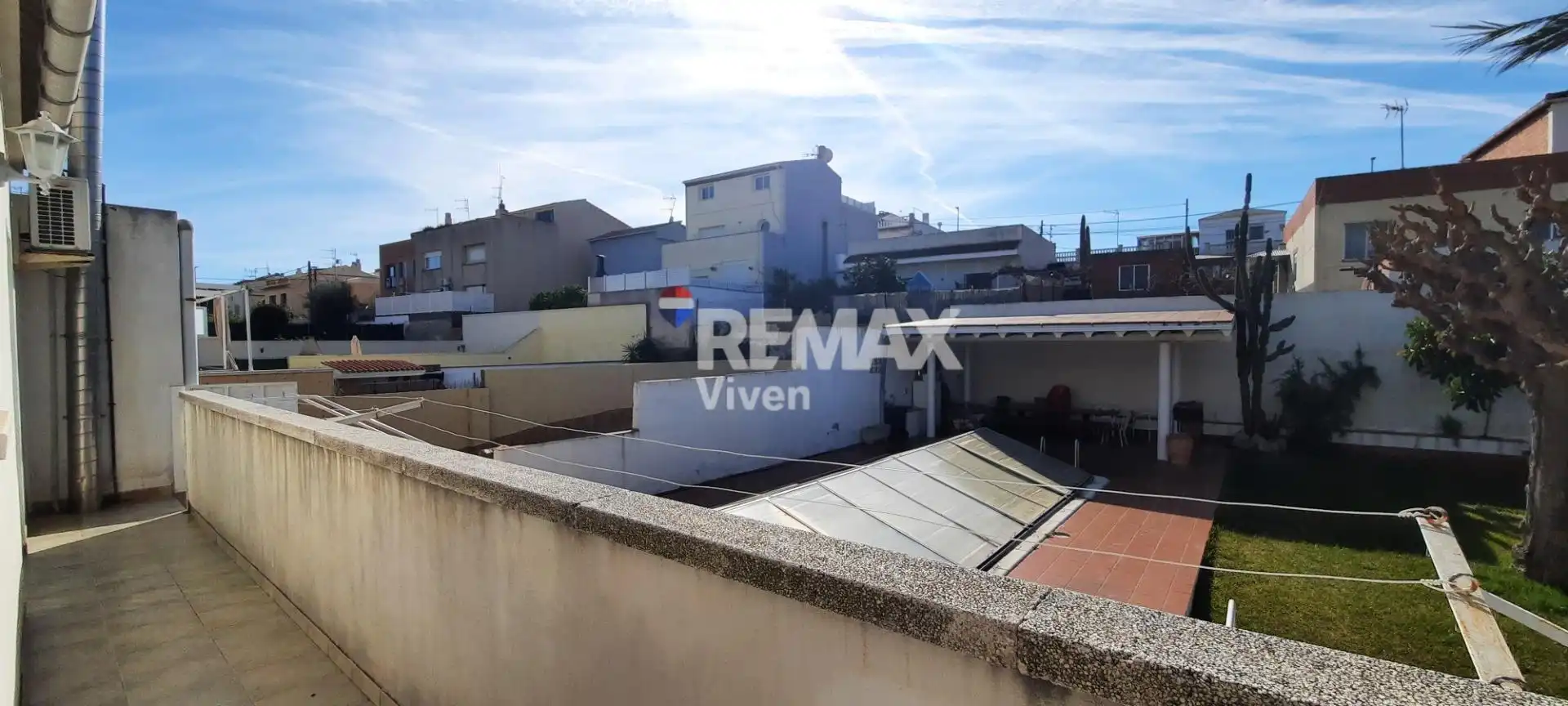 Vista exterior de Casa adosada en venda en Vilanova i la Geltrú amb Aire condicionat, Jardí privat i Terrassa