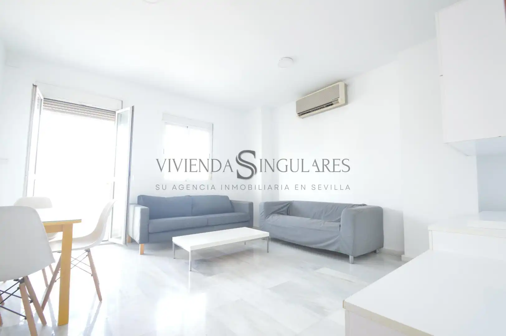 Sala de estar de Piso en venta en Sevilla con Aire acondicionado, Terraza y Piscina comunitaria