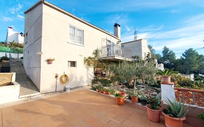 Vista exterior de Casa o xalet en venda en Calafell amb Aire condicionat, Terrassa i Piscina