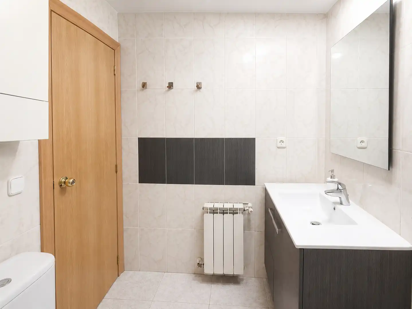 Baño de Piso en venta en Girona con Calefacción, Amueblado y Horno