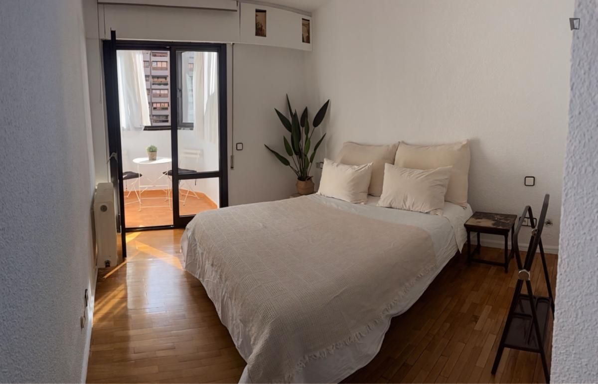 Dormitori de Apartament per a compartir en  Madrid Capital amb Moblat, Forn i Rentadora