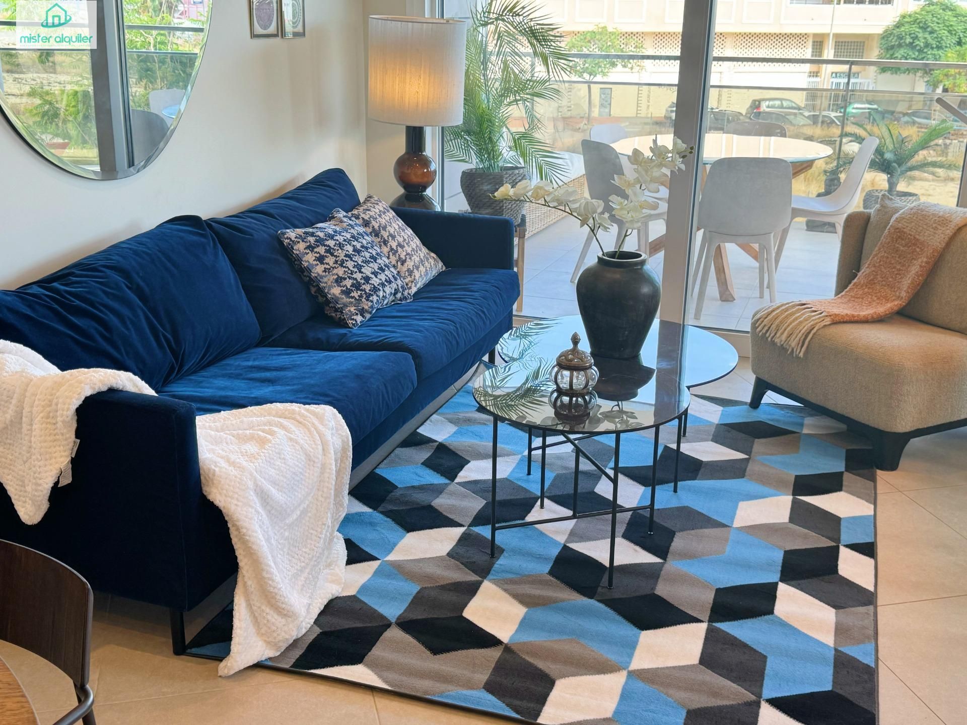 Sala d'estar de Apartament de lloguer en El Campello amb Aire condicionat, Calefacció i Jardí privat