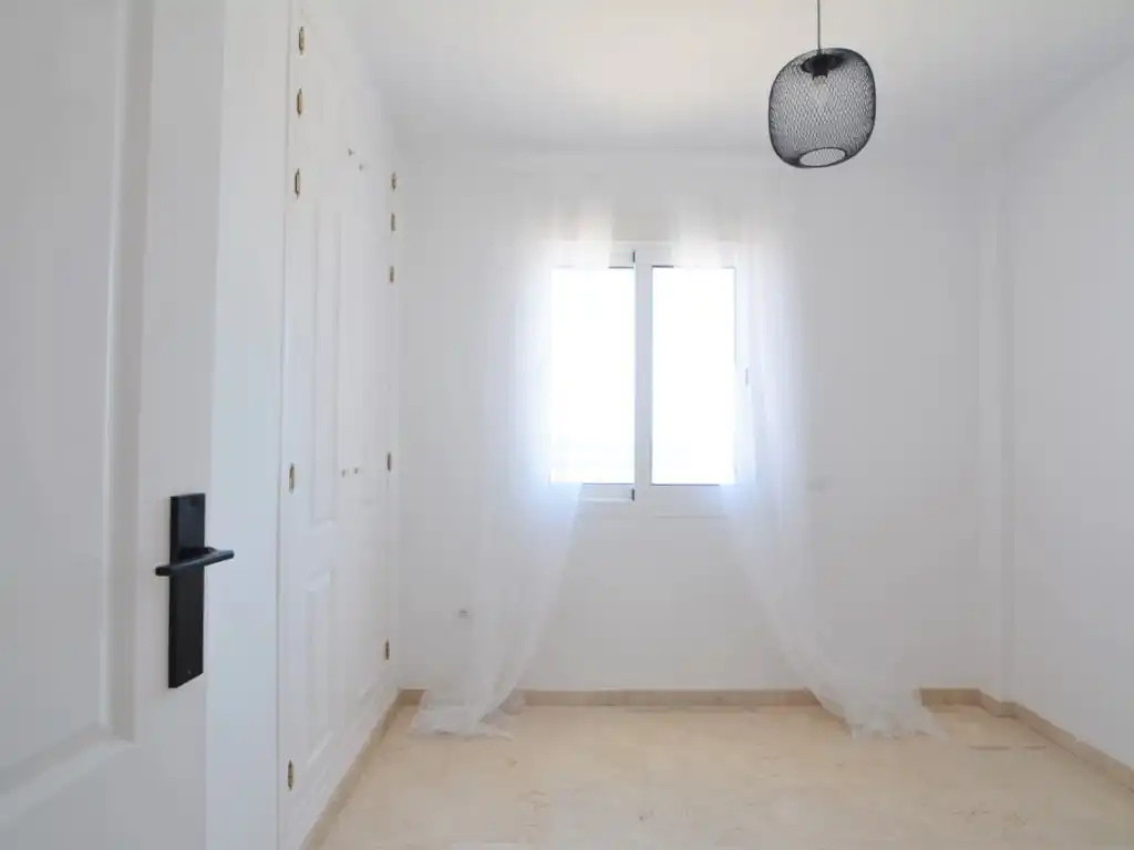 Schlafzimmer von Wohnungen zur Miete in Fuengirola mit Klimaanlage, Schwimmbad und Möbliert