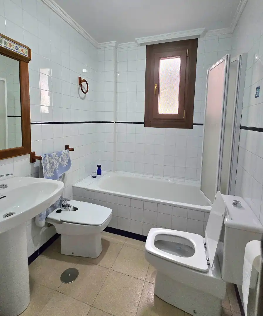 Badezimmer von Einfamilien-Reihenhaus zum Verkauf in Granada mit Heizung, Parkett und Terrasse