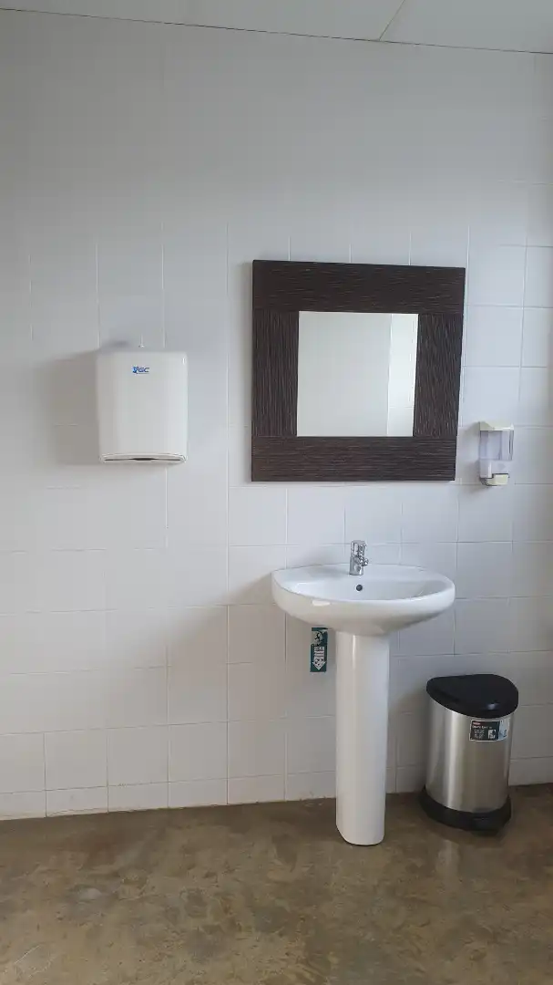 Baño de Nave industrial de alquiler en Badalona con Calefacción y Alarma