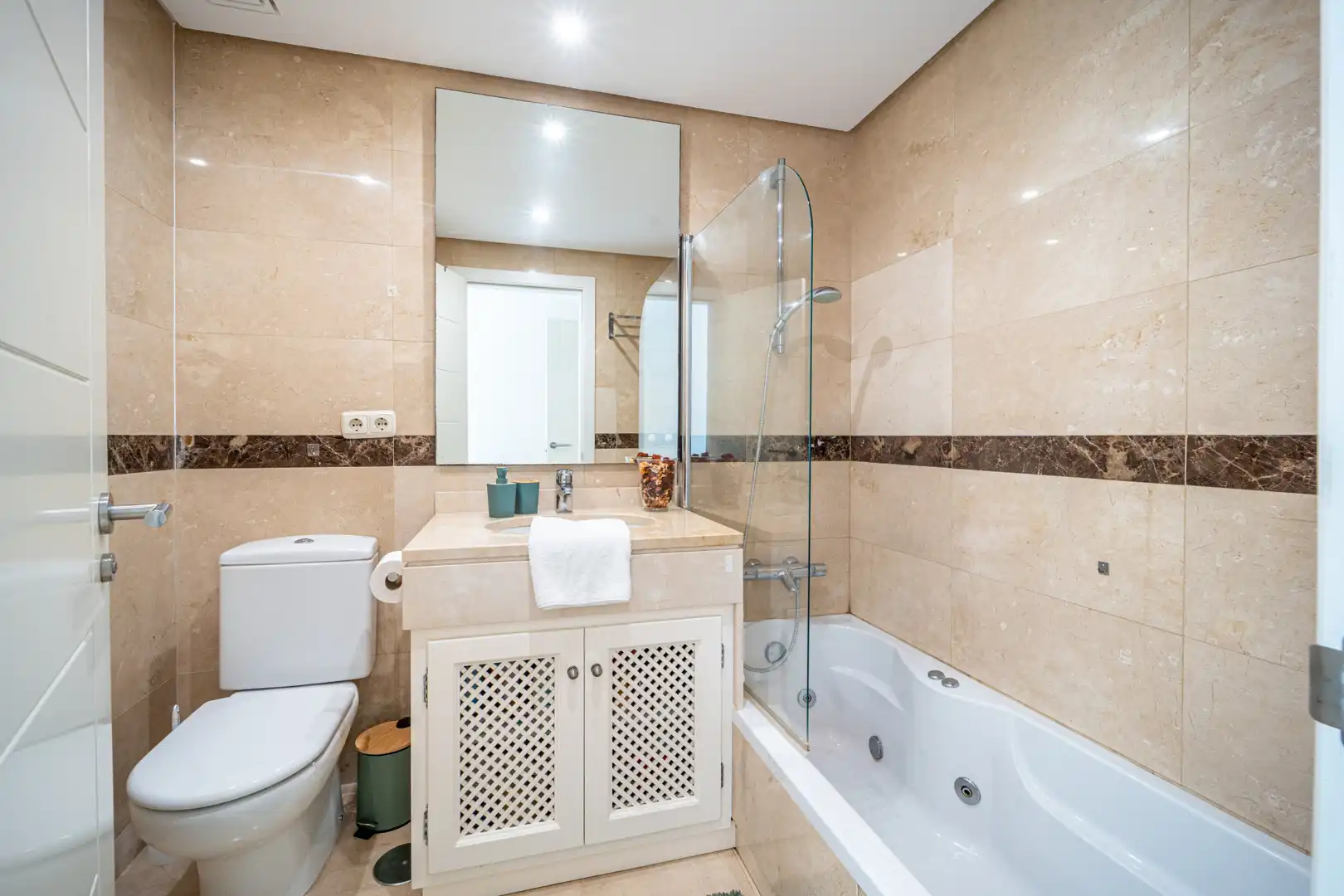 Bathroom of Ground floor for sale in Estepona  with Air Conditioner, Private garden and Terrace