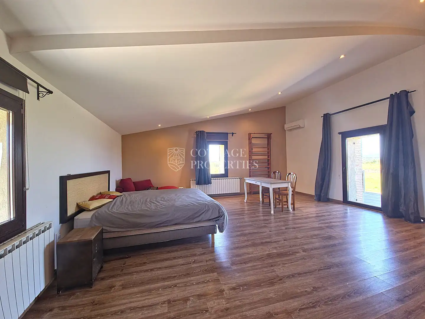 Dormitori de Finca rústica en venda en Roses amb Aire condicionat, Calefacció i Jardí privat