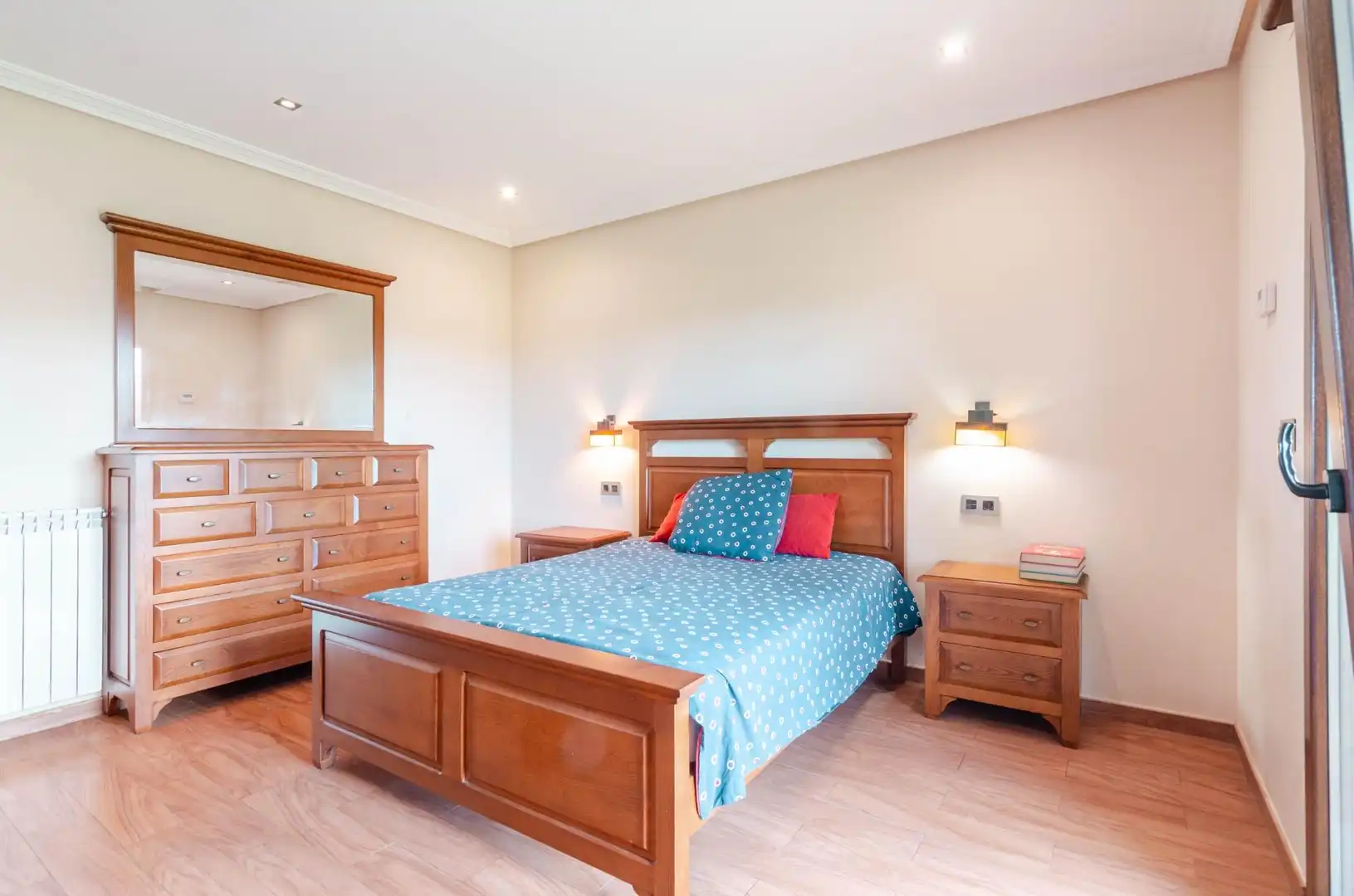 Habitación de Casa o chalet en venta en Santo Adriano con Calefacción, Piscina y Alarma