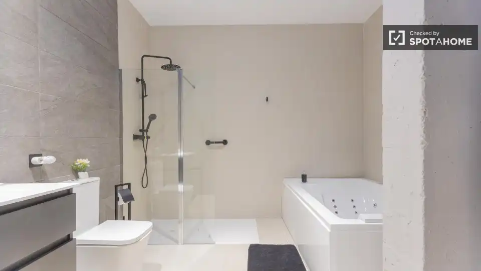 Bathroom of Flat for rent in Valencia  with Air Conditioner, Heating and Furnished