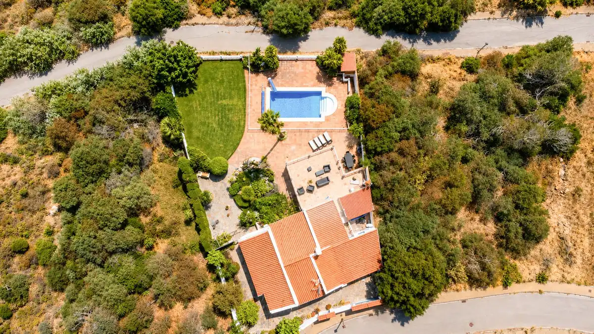Vista exterior de Casa o xalet en venda en Sotogrande amb Aire condicionat, Jardí privat i Terrassa