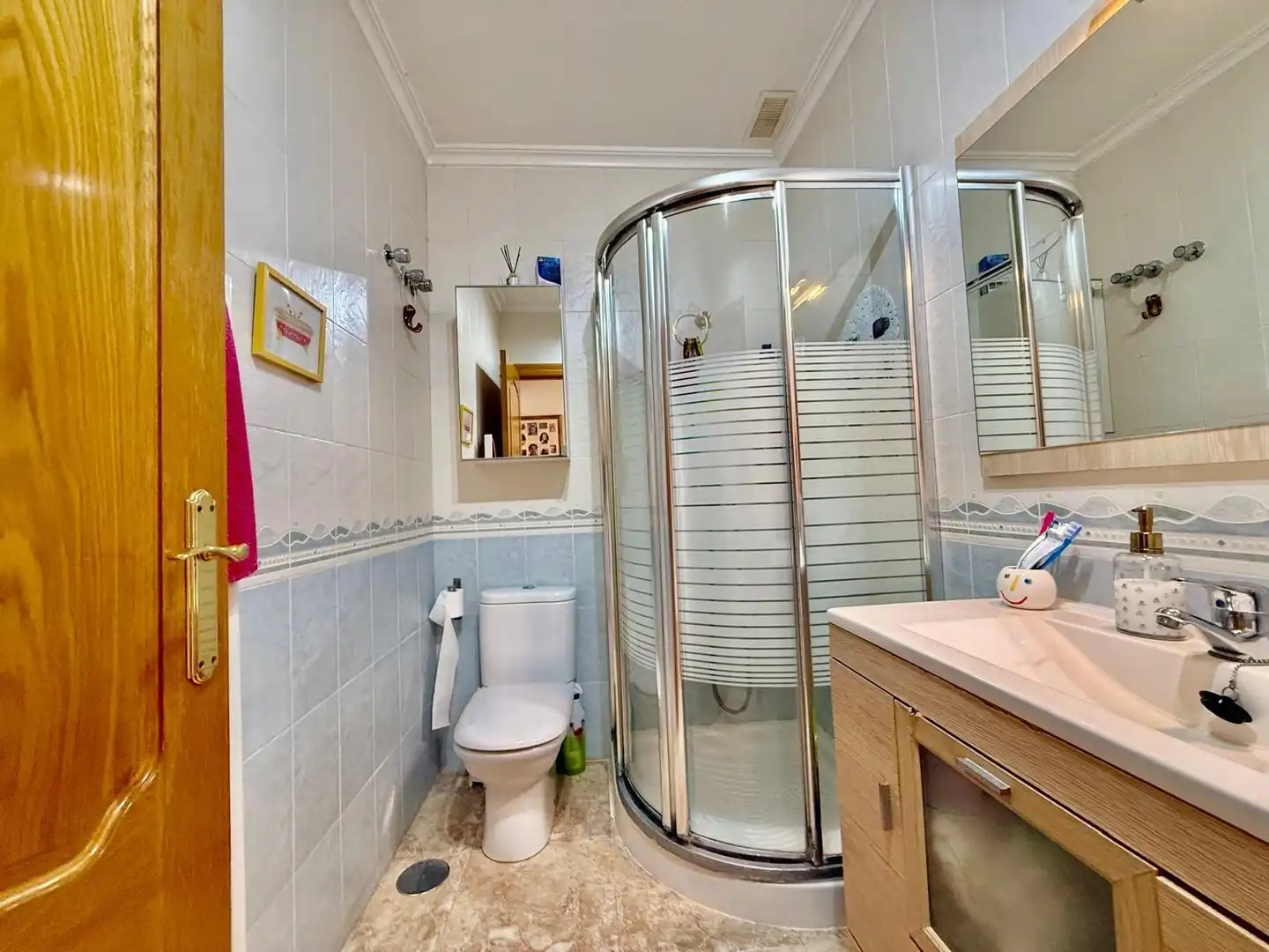 Badezimmer von Einfamilien-Reihenhaus zum Verkauf in San Pedro del Pinatar mit Klimaanlage, Privatgarten und Terrasse