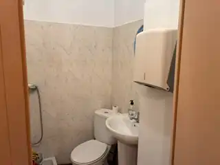 Baño de Local de alquiler en Zaragoza con Aire acondicionado, Calefacción y Parquet