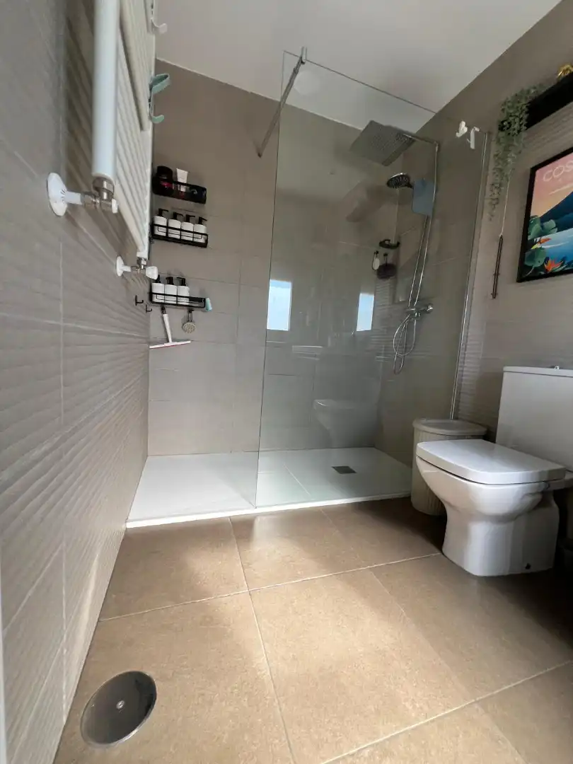 Baño de Casa adosada en venta en Villalbilla con Aire acondicionado, Calefacción y Jardín privado