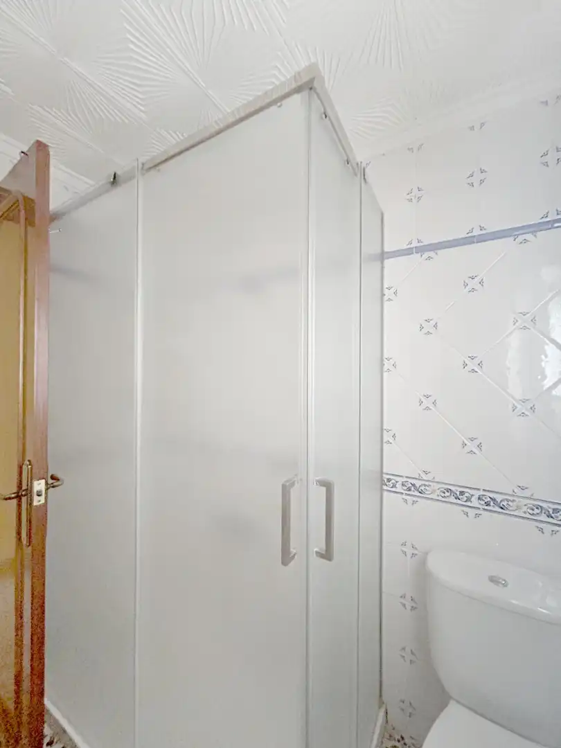 Baño de Piso de alquiler en Novelda con Aire acondicionado, Terraza y Alarma