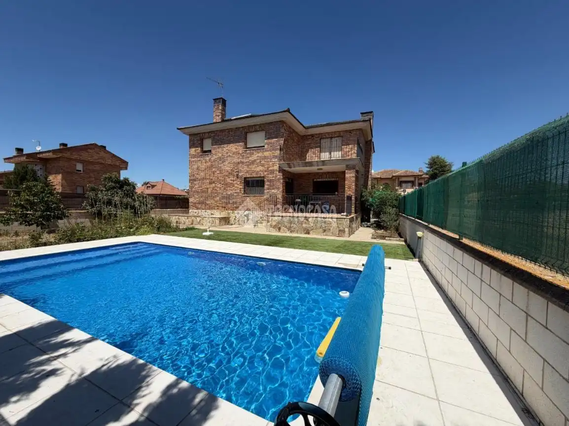 Casa amb piscina en venda a Valdetorres de Jarama