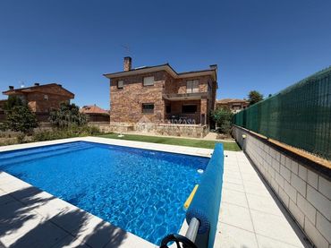 Casa amb piscina en venda a Valdetorres de Jarama