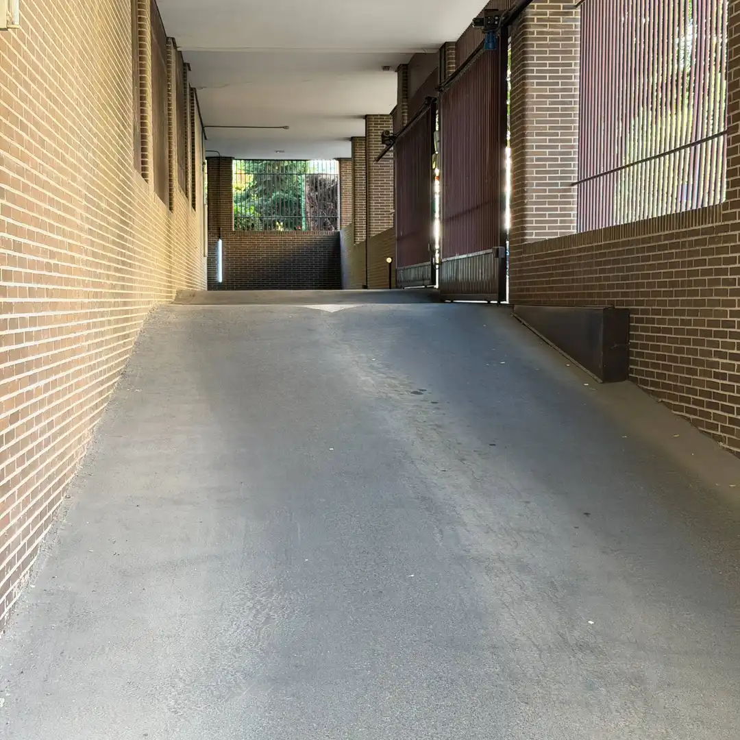 Vista exterior de Piso en venta en Madrid con Piscina comunitaria