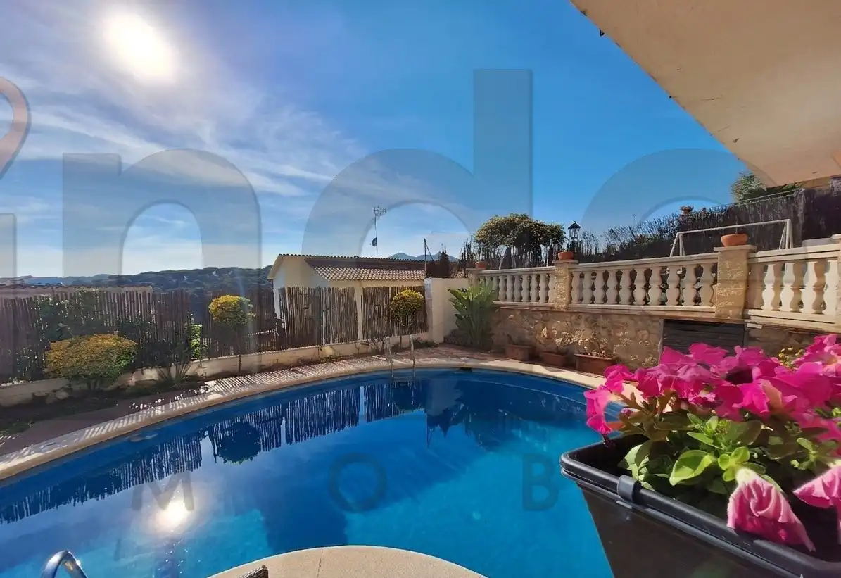 Piscina de Casa o chalet en venta en Arenys de Mar con Calefacción, Jardín privado y Parquet
