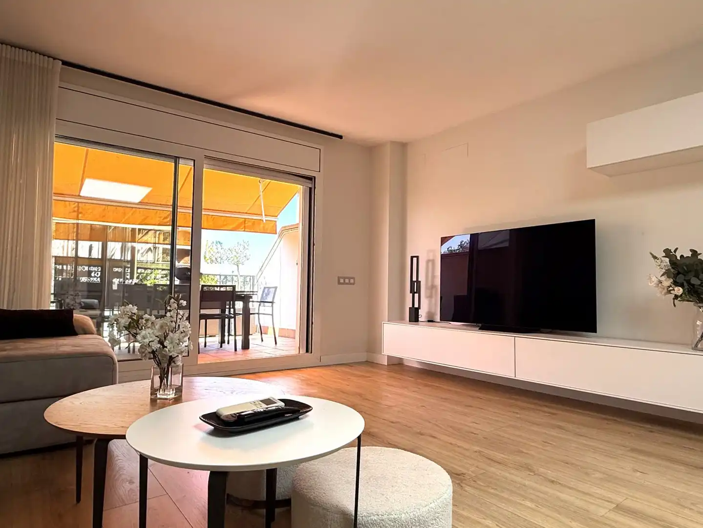 Sala d'estar de Casa o xalet en venda en Sant Boi de Llobregat amb Aire condicionat, Calefacció i Jardí privat
