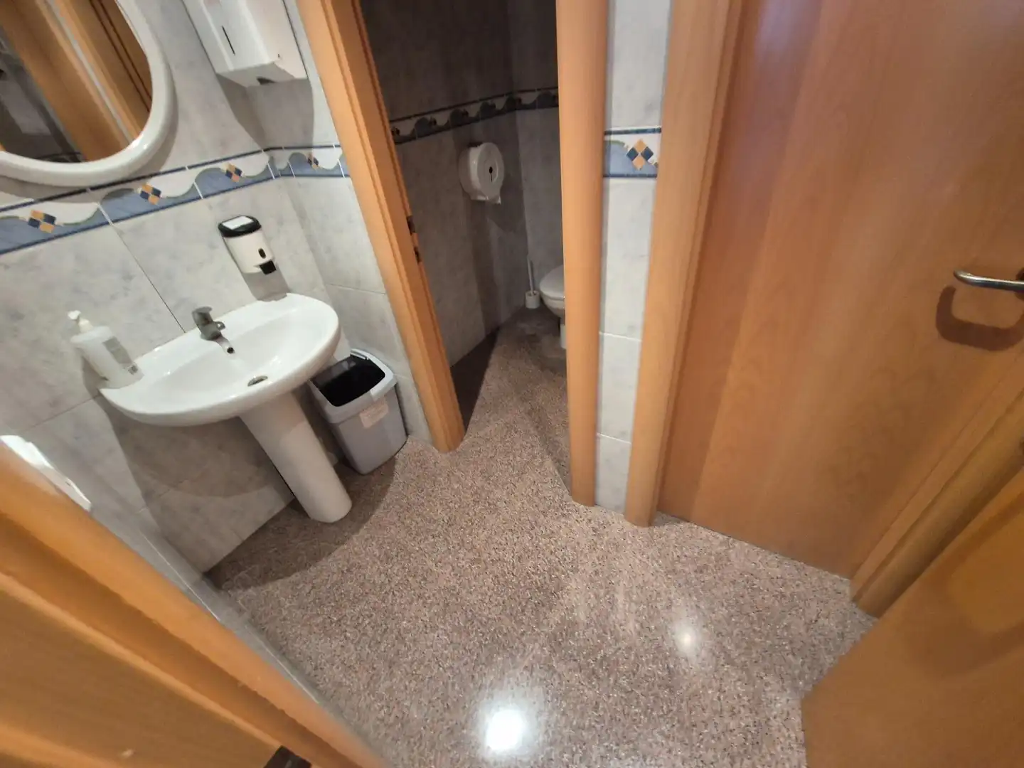 Badezimmer von Fabrikhallen zur Miete in Elda