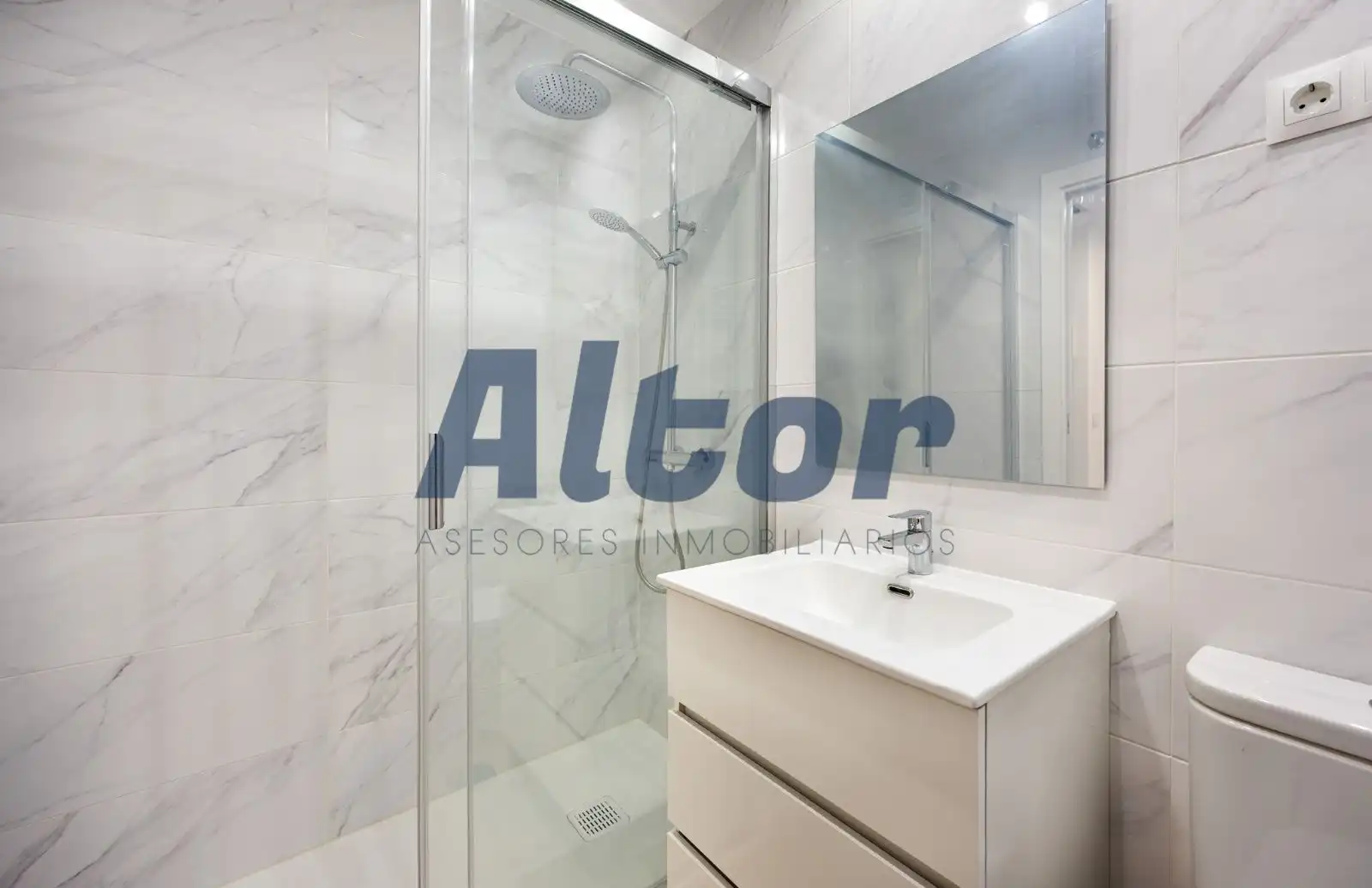 Bathroom of Flat for sale in Madrid  with Air Conditioner, Heating and Storage room