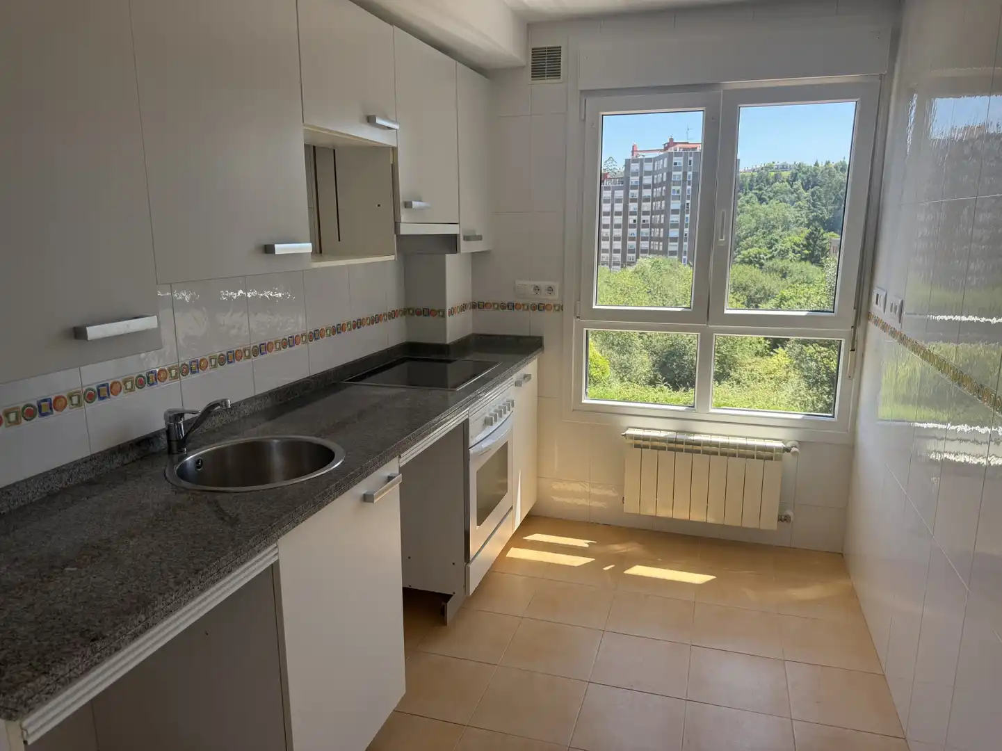 Cuina de Pis en venda en Avilés amb Calefacció, Jardí privat i Parquet