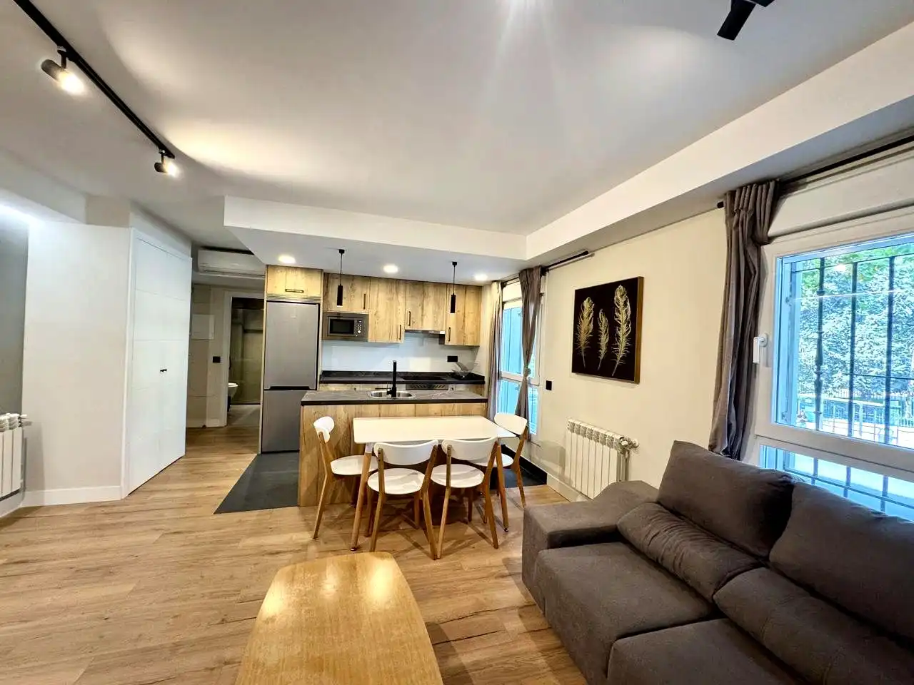 Cuina de Apartament de lloguer en Madrid amb Aire condicionat, Calefacció i Moblat