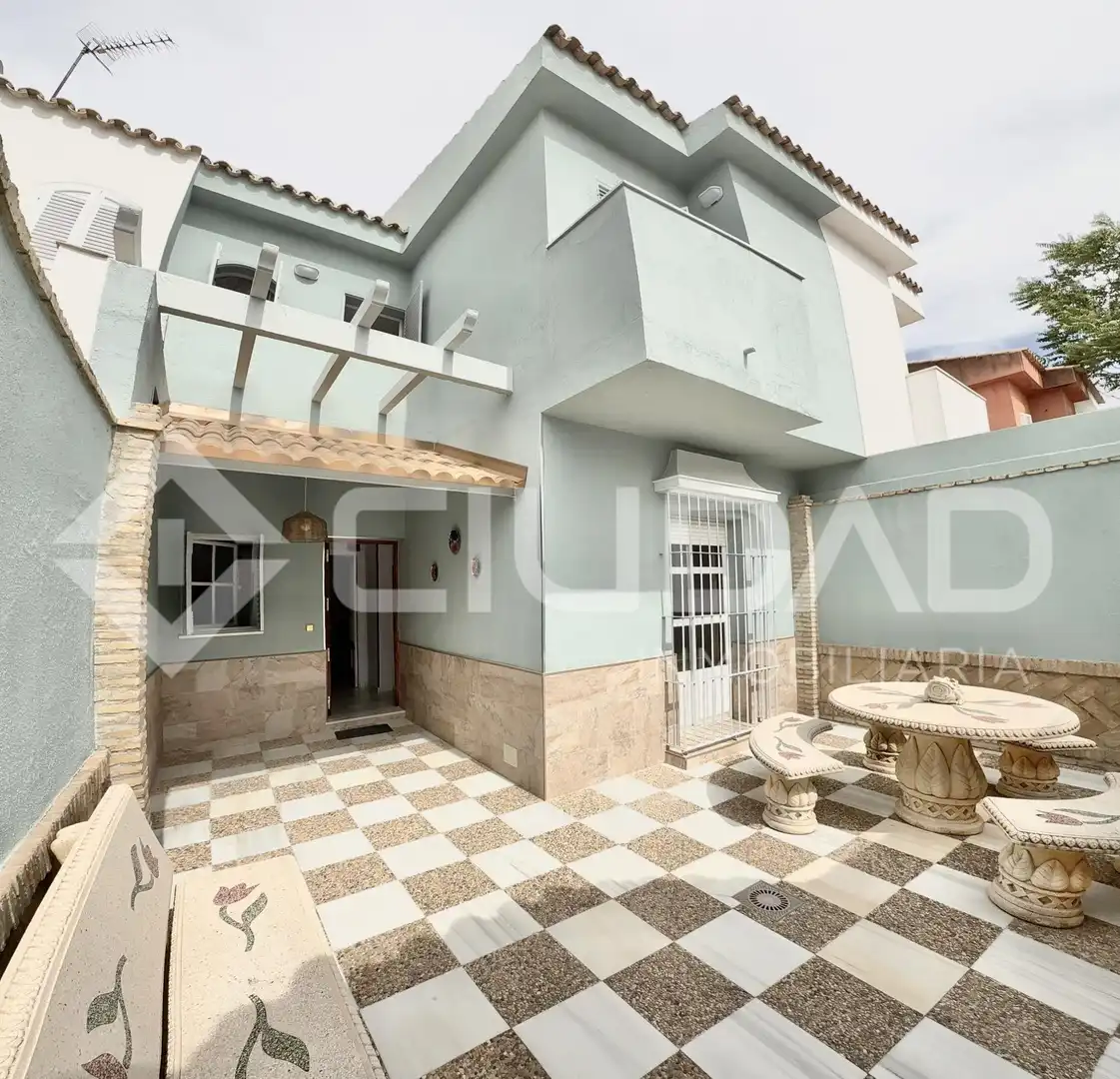 Vista exterior de Casa adosada en venta en Lebrija